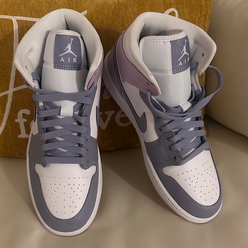 Jordan 1 Retro Mid Women' Sneakers in Purple and White - Picture 3 of 5